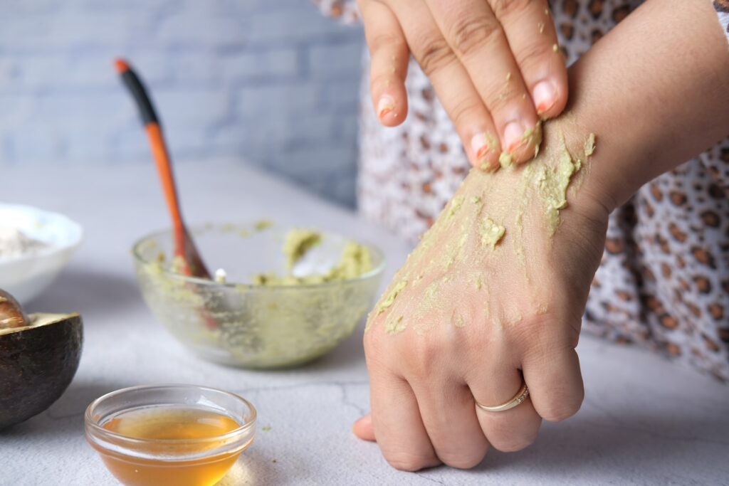 It is good to include peeling procedures once or twice a week in the skin care routine of the hands.
