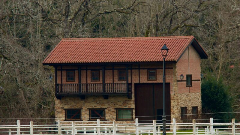 A house with faux rock siding mixed with thin brick veneer