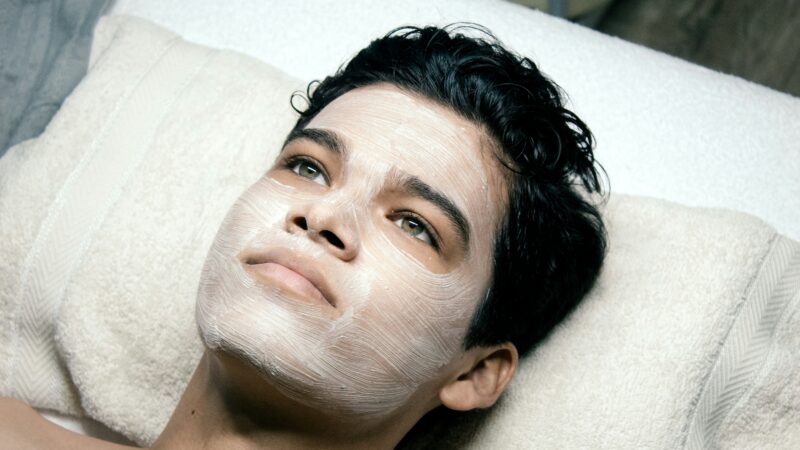 A woman who use skin care product